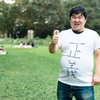 公園で正義執行OK！いいねのポーズをとる男性の写真