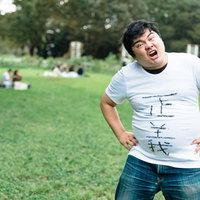 楯突くやつはみんな悪と腰に手を当てて怒る男性の写真