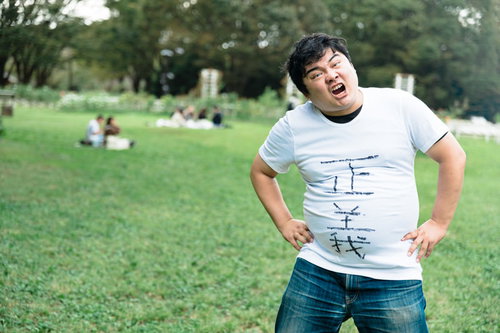 楯突くやつはみんな悪と腰に手を当てて怒る男性