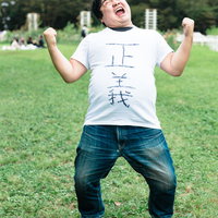 芝生の上で勝利のガッツポーズを決める正義マンの写真