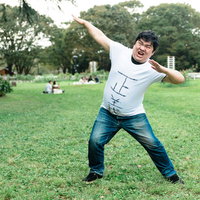 正義マン参上！公園で決めポーズをとる男性の写真