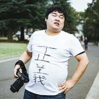 大三元レンズを構える男性カメコの写真