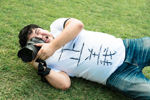 芝生に寝転がってローアングル撮影する正義のカメコ