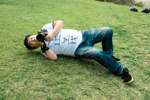 撮影そっちのけで草原に寝転がり覗き見る変態カメラマン