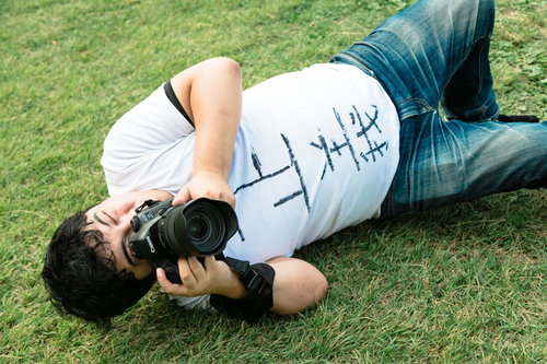 芝生に横たわるローアングラーへの警告