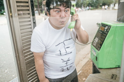 匿名で通報する正義マン、公衆電話でクレームを入れる