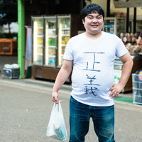 テイクアウトしたのにイートインする脱税者を監視する正義マンの写真