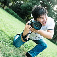 撮影会中に大声でポージングの指示を出すメタボ体型のカメコの写真