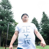 白いTシャツ姿で取締強化中の正義マン・メタボ男性の写真