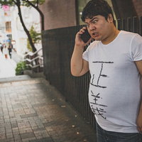 街角で正義のクレーム電話をする怒った男性の写真