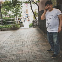 もしもし匿名で通報したいんですが、と街角で電話をかける男性の写真