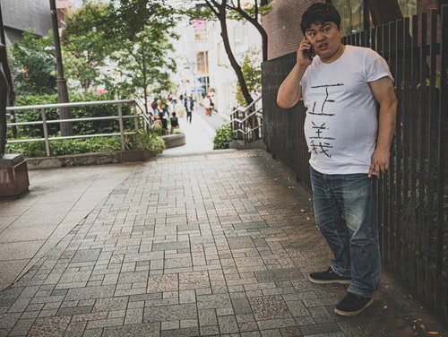 もしもし匿名で通報したいんですが、と街角で電話をかける男性