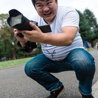 バリアングルならローアングルも楽勝、汗だくで撮影する正義マンの写真