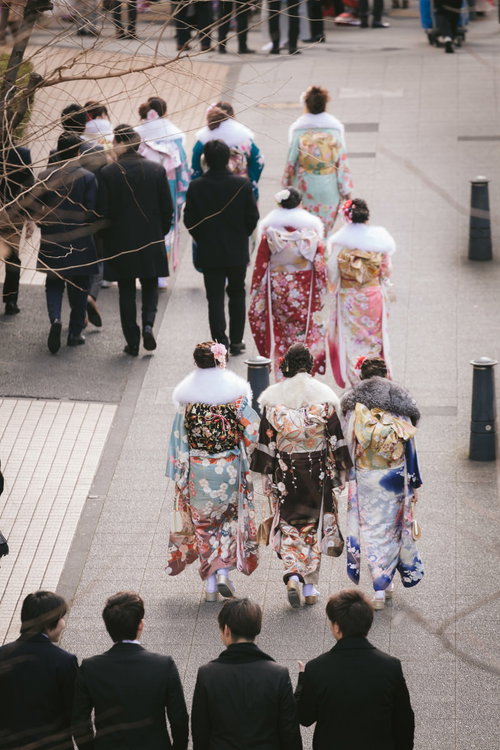 成人の日に晴れ着を着た新成人たちの記念撮影