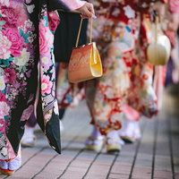 成人式に参加する着物姿の女性の足元の写真