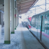 積雪したホームに停車する特急電車の冬景色の写真
