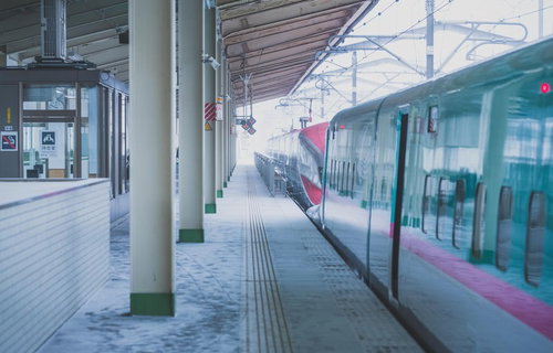積雪したホームに停車する特急電車の冬景色