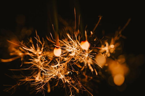 線香花火とパチパチはじける火花の夜空