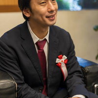 当選の商品が私自身なんですよ(笑)と語る男性政治家のインタビューの写真