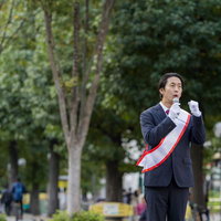 市民に訴えかける街頭演説を行う男性政治家の写真