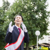 白紙投票は 我が白紙党の票となります 街頭演説で訴える男性の写真