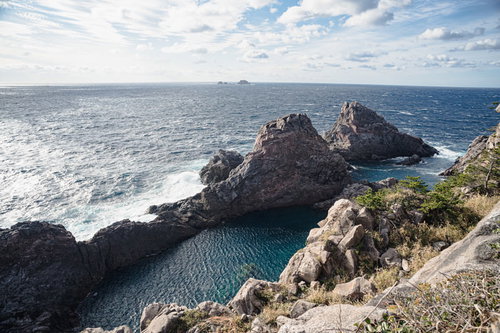 神津島の千両池と断崖絶壁 透き通った海水と荒々しい岩肌