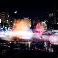 人々の想いが錯綜する夜道に灯るネオン（フォトモンタージュ）の写真