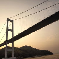 夕焼け空を背景に架かる瀬戸内の吊り橋の写真