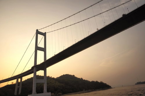 夕焼け空を背景に架かる瀬戸内の吊り橋
