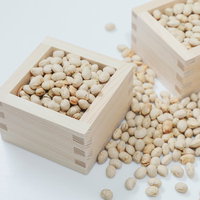 節分の豆撒きに使う木製枡に入った大豆の写真