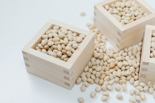 節分の豆撒きに使う木製枡に入った大豆