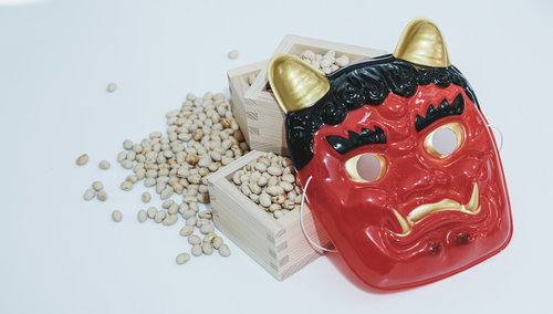 節分の豆まきと赤鬼の面