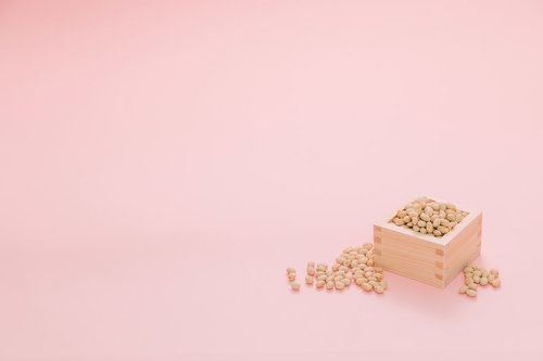 溢れ出る豆まき用の大豆と木製の枡