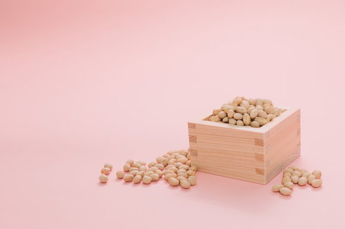 節分用の大豆を盛った木製の升の豆まき