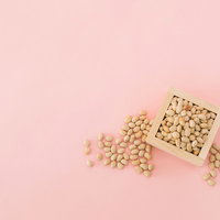 枡から溢れた節分の豆まき用大豆のの写真