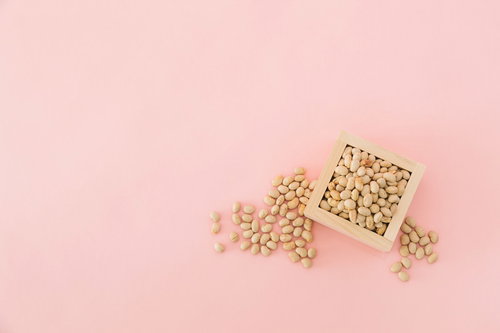 枡から溢れた節分の豆まき用大豆の