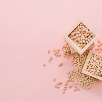 節分用の大豆を木の枡に詰めた豆まき用の豆の写真