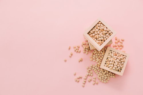 節分用の大豆を木の枡に詰めた豆まき用の豆