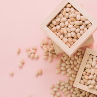 節分の日は、白い枡に詰めた大豆で豆まきをして邪気を払うの写真