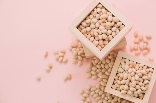 節分の日は、白い枡に詰めた大豆で豆まきをして邪気を払う