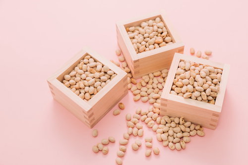 節分の日の豆まきに使う大豆を木製の枡に詰めた様子