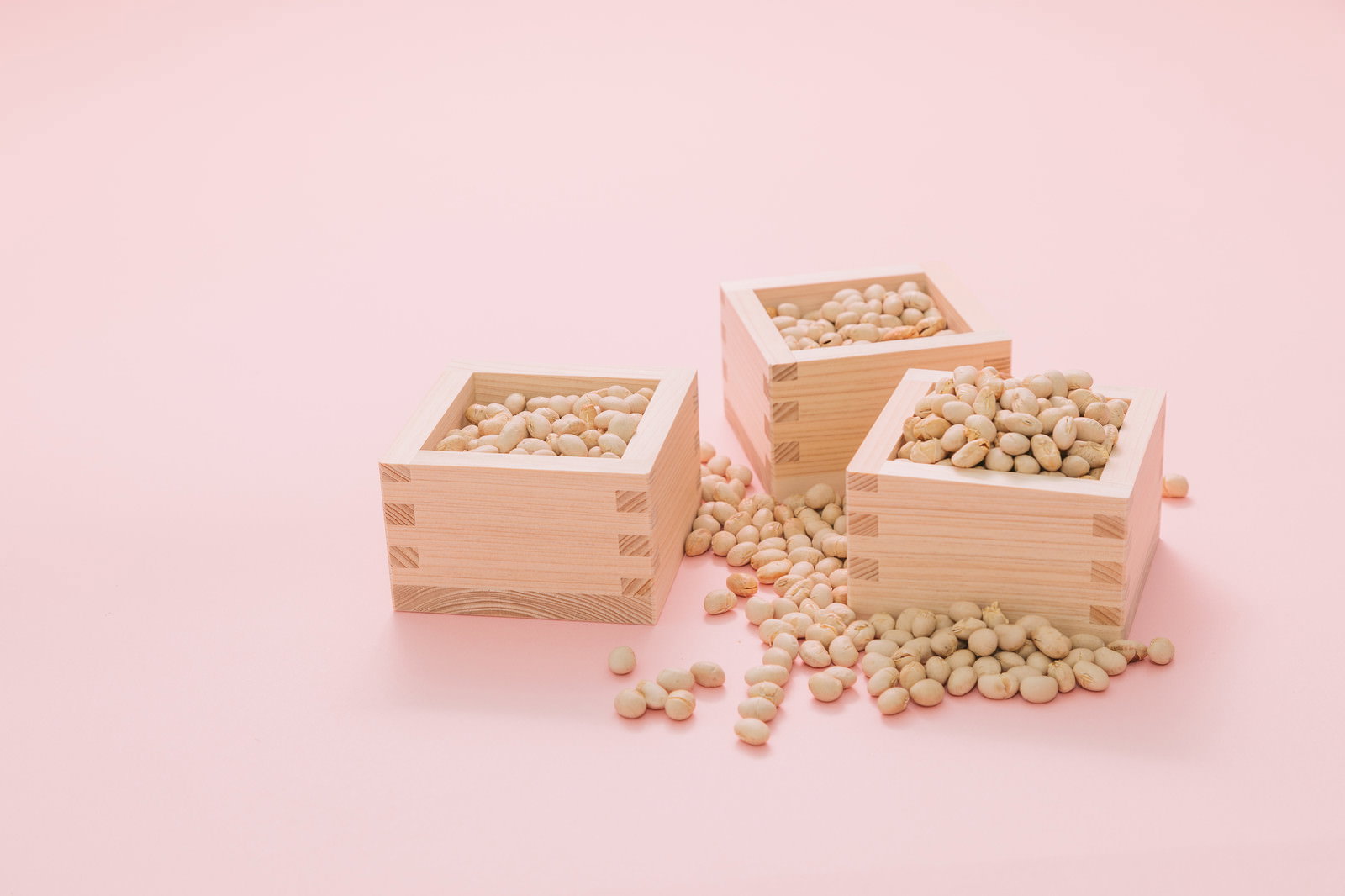 木製の枡からこぼれ落ちた節分の福豆