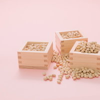 節分で豆まきに使う福豆が木製の枡から溢れた様子の写真