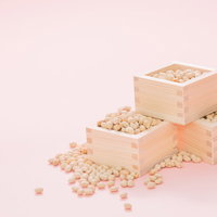 節分の豆まきに使う大豆を木製の枡に詰めた様子の写真
