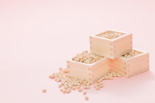 節分の豆まきに使う大豆を木製の枡に詰めた様子