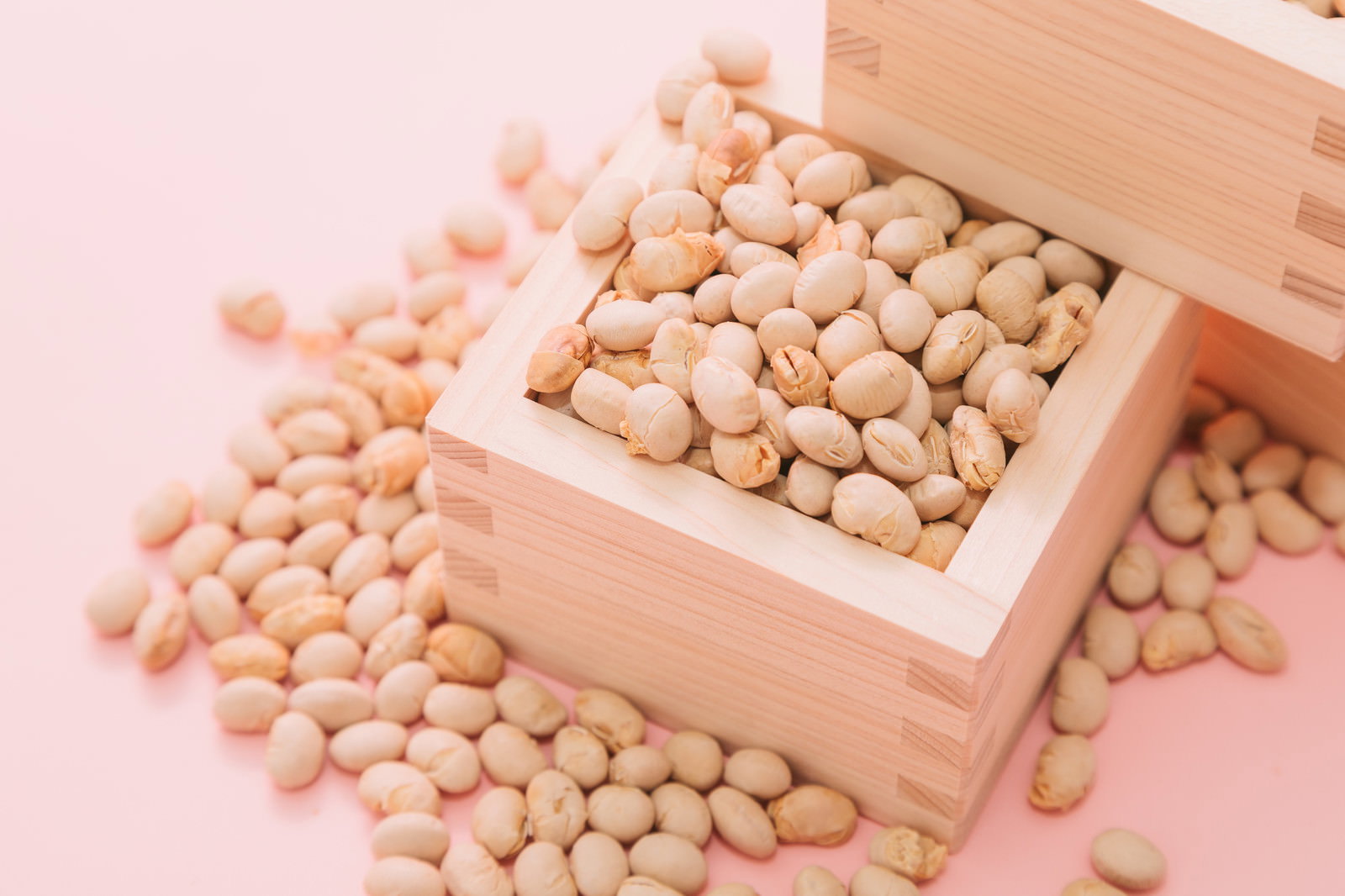 枡からあふれ出す節分の大豆と福豆
