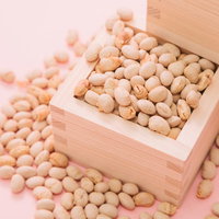 節分の豆まき用に枡から溢れ出す大豆と福豆の写真