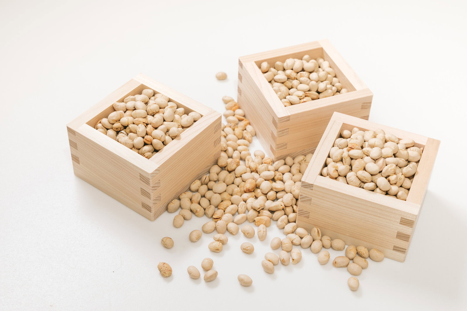 木製の枡に盛られた節分の福豆