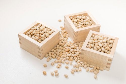 節分用の豆が入った木製の枡（1合）福豆の伝統的な販売方法