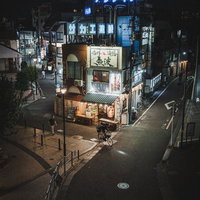 椎名町駅前の青いネオンサインと坂道の昭和レトロな夜景の写真